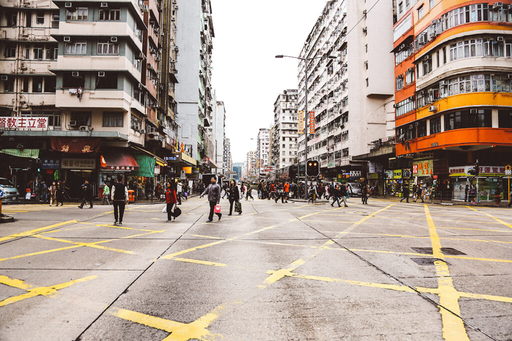 STOP! Overconfidence in connections! If you want to attract customers to your website, minimize ‘socializing’.